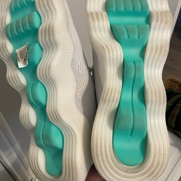 Size 9 ladies white slip in style Skechers sneakers - Picture 2 of 4